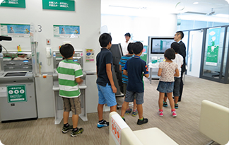 銀行内を見学