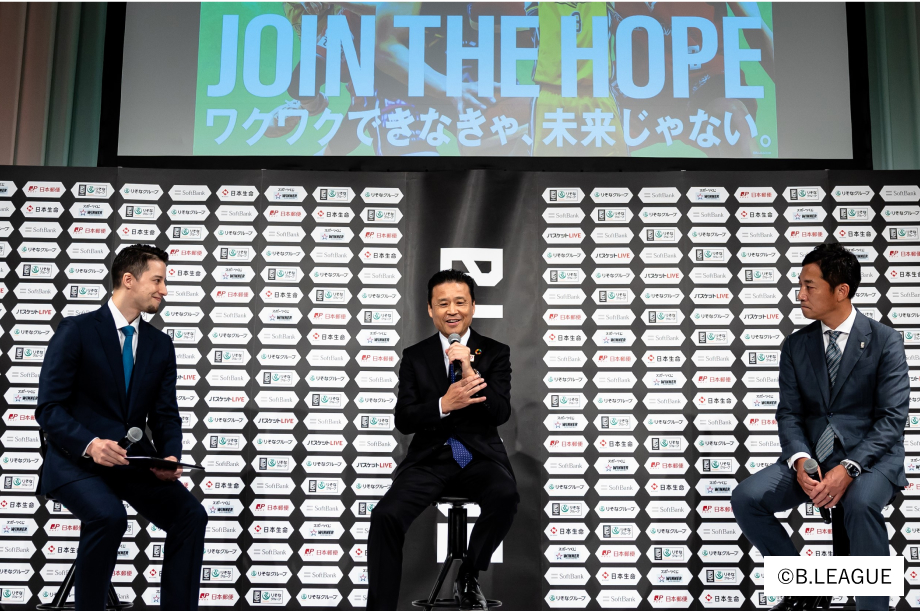 南社長を中心に島田チェアマンとMC佐々木クリスが座ってトークをしている写真