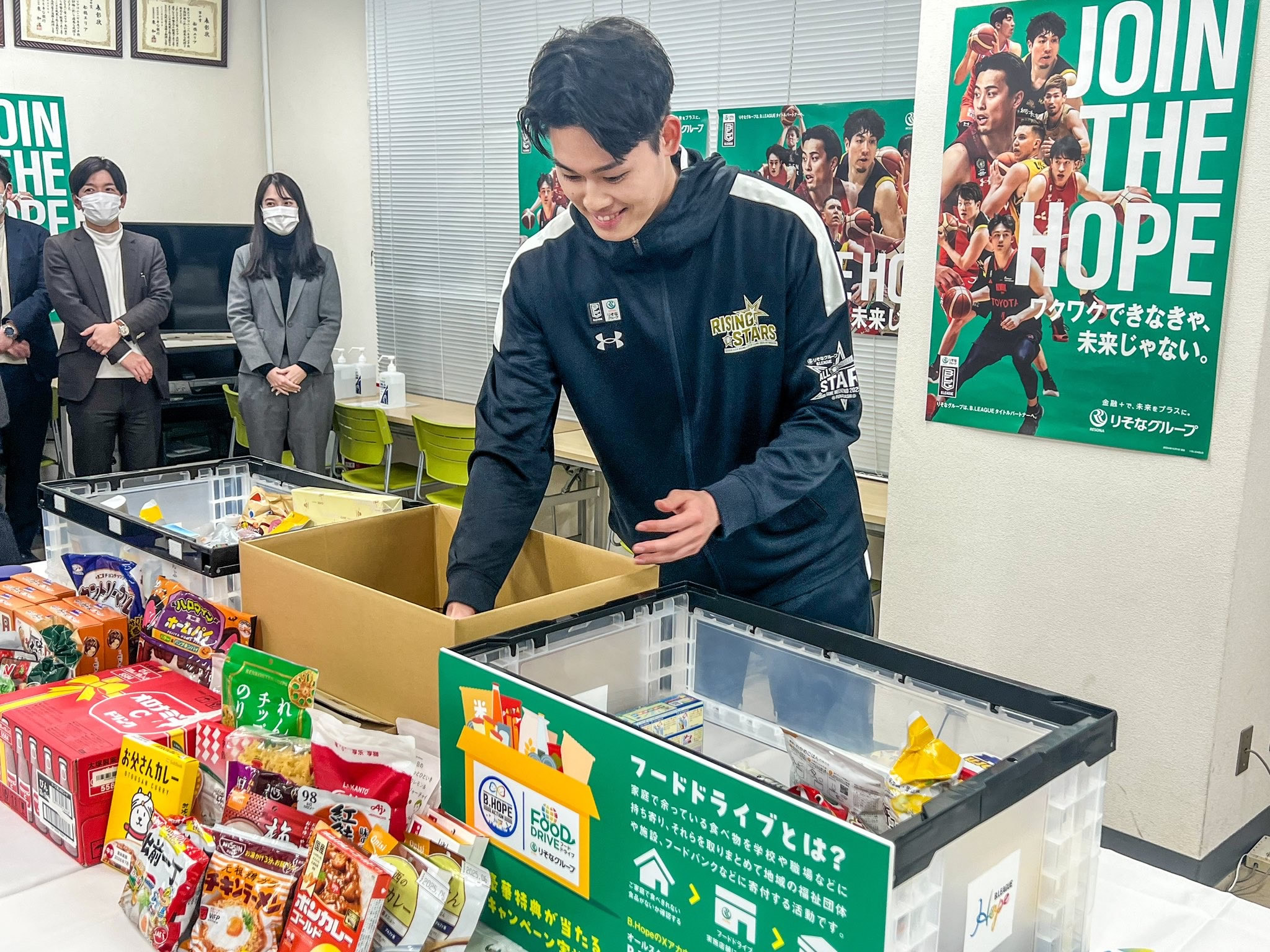 フードの梱包作業をする金近廉選手(千葉ジェッツ)