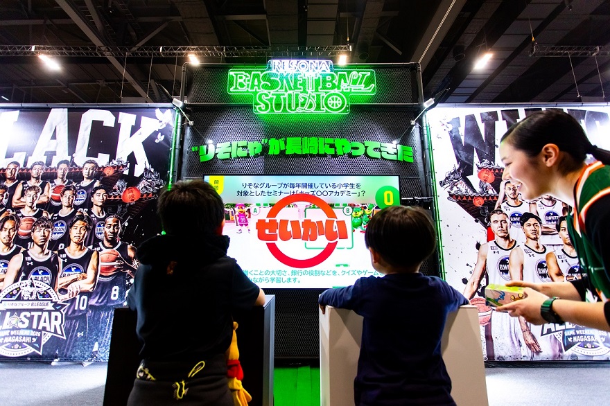 ゲームに挑戦する子どもたち