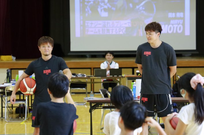 アルバルク東京の岡本選手と安藤選手が子供たちの前で自己紹介している写真