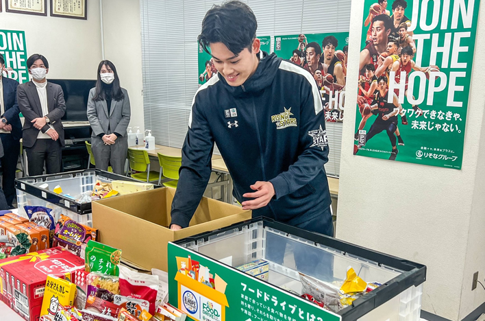 フードの梱包作業をする金近廉選手(千葉ジェッツ)