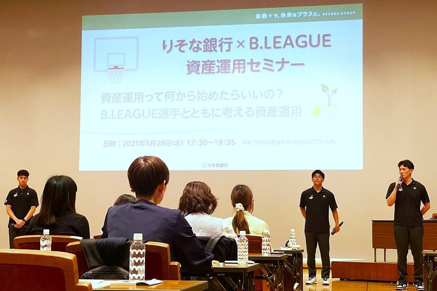 表彰式で宇都宮ブレックスの選手たちが喜んでいる様子