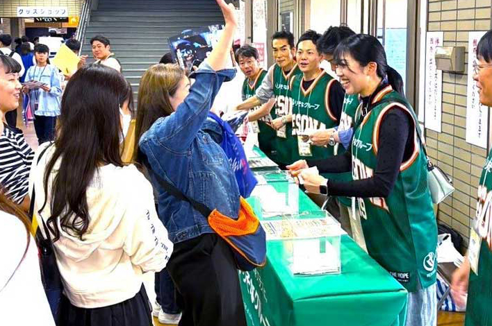 ファイティングイーグルス名古屋の試合会場にあるりそなグループのブースでゲームを楽しむ参加者の様子