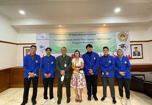 Group Photo with Scholarship Recipients