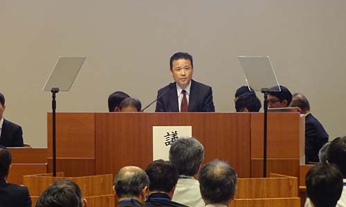 株主総会中の議長の写真