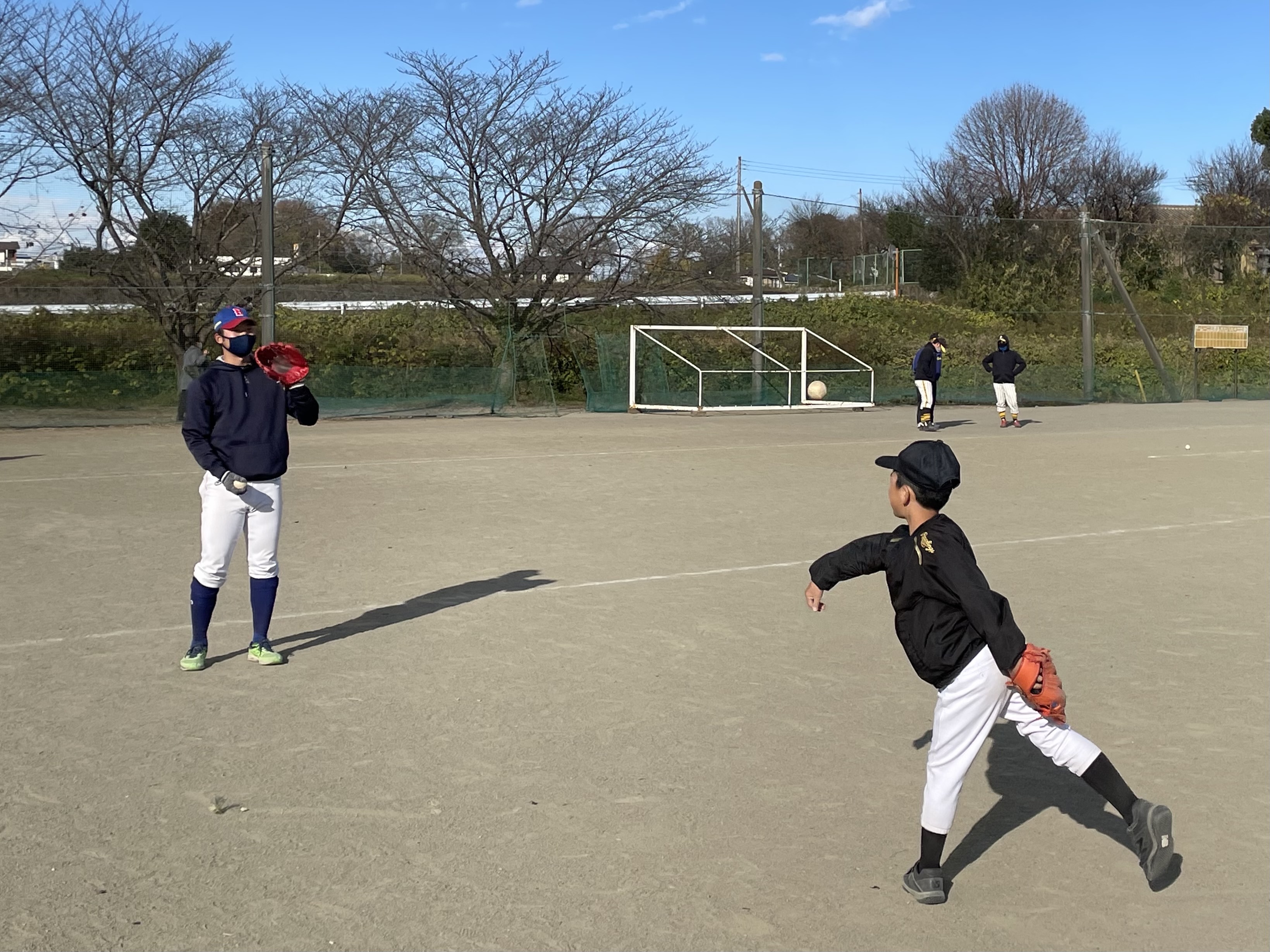 埼玉武蔵ヒートベアーズの選手と子どもがキャッチボールをしている様子
