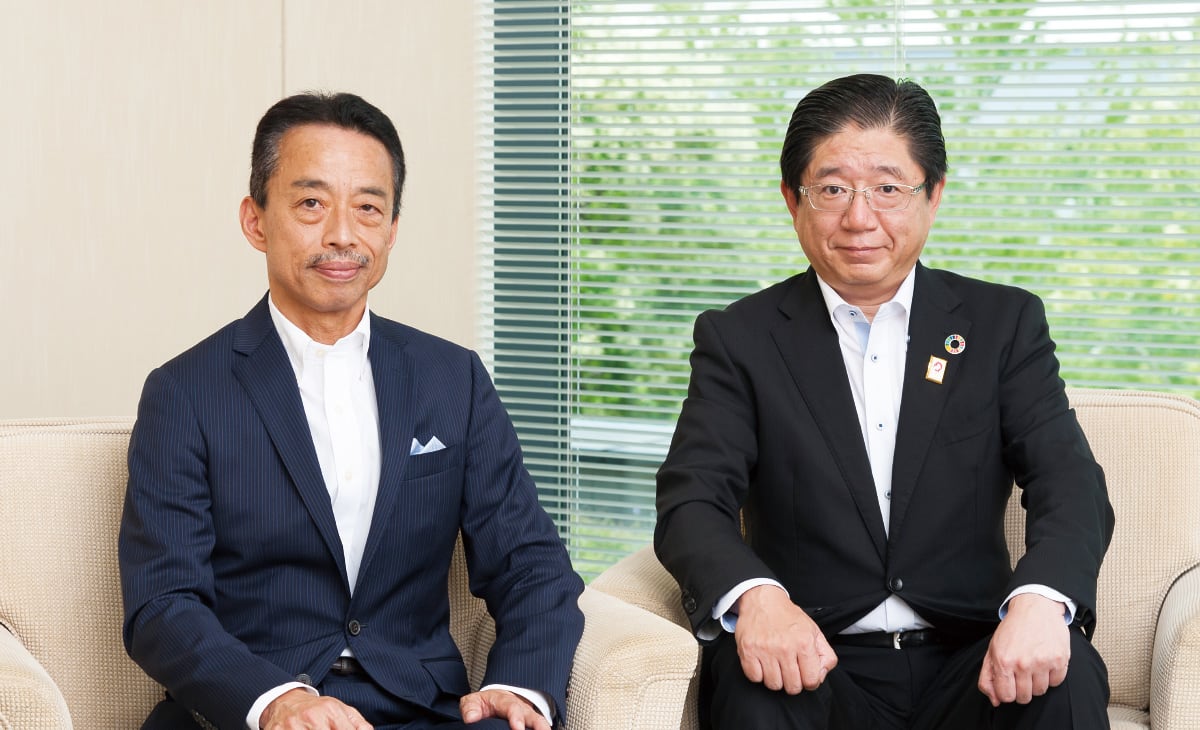 Hironari Nozaki, Professor, Faculty of Global and Regional Studies, Toyo University (left) and Shigeki Ishida, Group CSO, Director, Deputy President and Executive Officer (right)