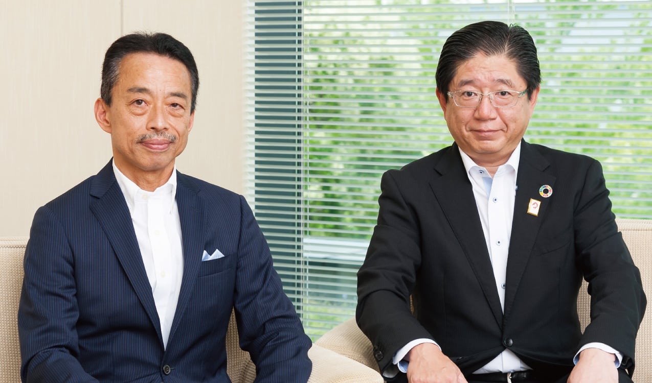 東洋大学国際学部教授 野崎 浩成氏(左)と取締役兼執行役副社長兼グループCSO 石田 茂樹(右)の写真