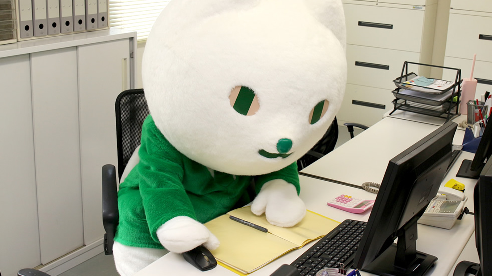 パソコンをするりそにゃの画像